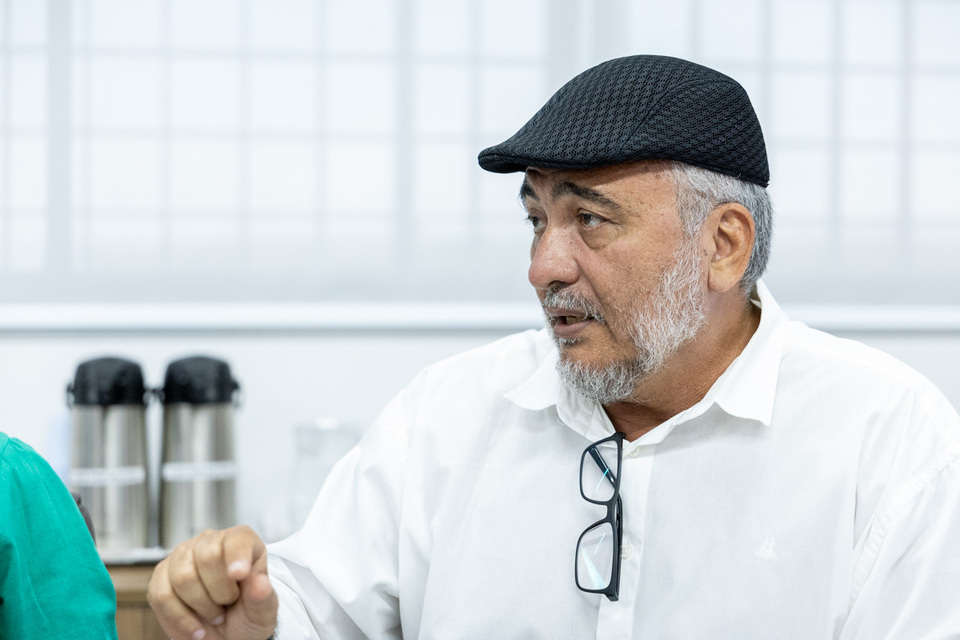 homem branco de cabelo grisalho e usando boina